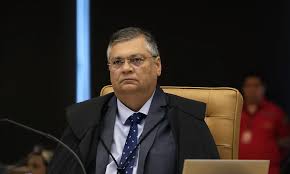 Dez dias após se desfiliar do PSB, Dino vota a favor do partido