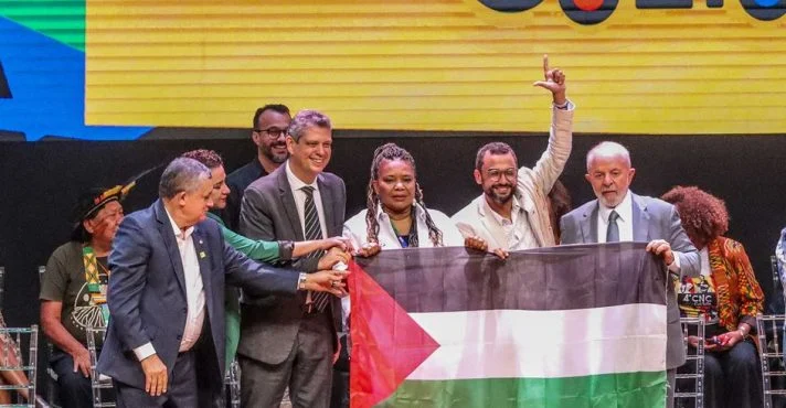 Lula posa com bandeira da Palestina em evento do Ministério da Cultura