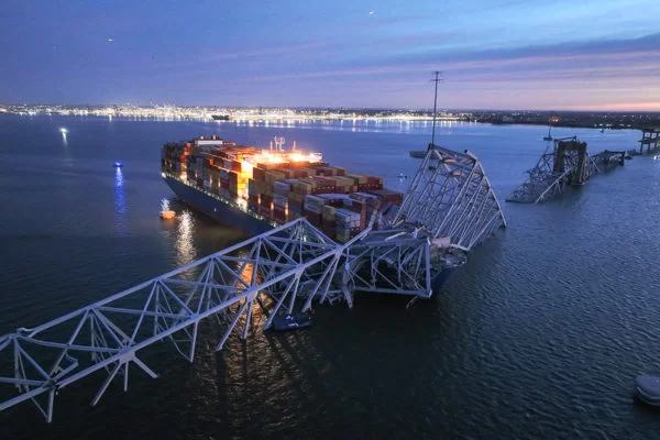 Ponte desaba após colisão de navio cargueiro nos EUA: