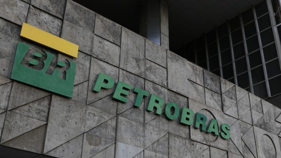 Petrobras frustra mercado com corte de dividendo extraordinário e forte queda no lucro