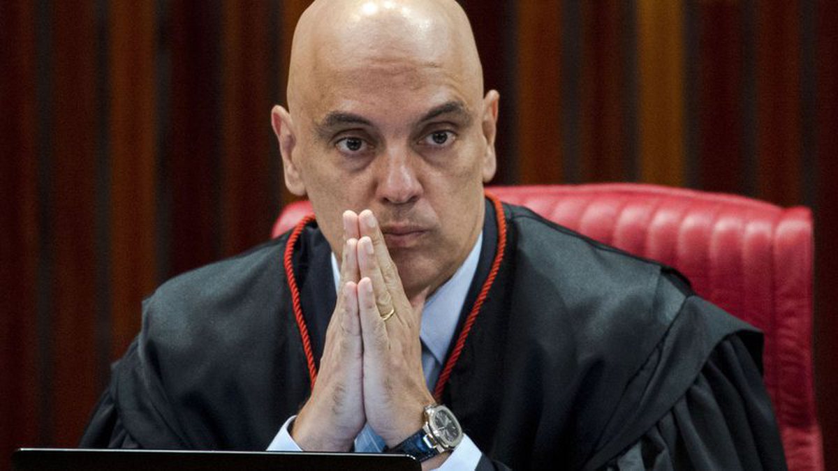 Moraes dá prazo de 5 dias para PGR opinar sobre Bolsonaro em embaixada