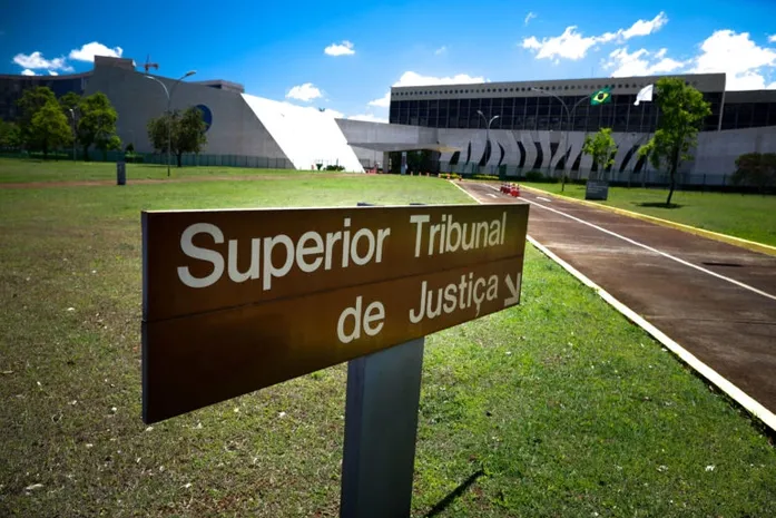 STJ decide proibir que pessoas entrem usando camisa sem manga, cropped, bermudas, entre outras peças