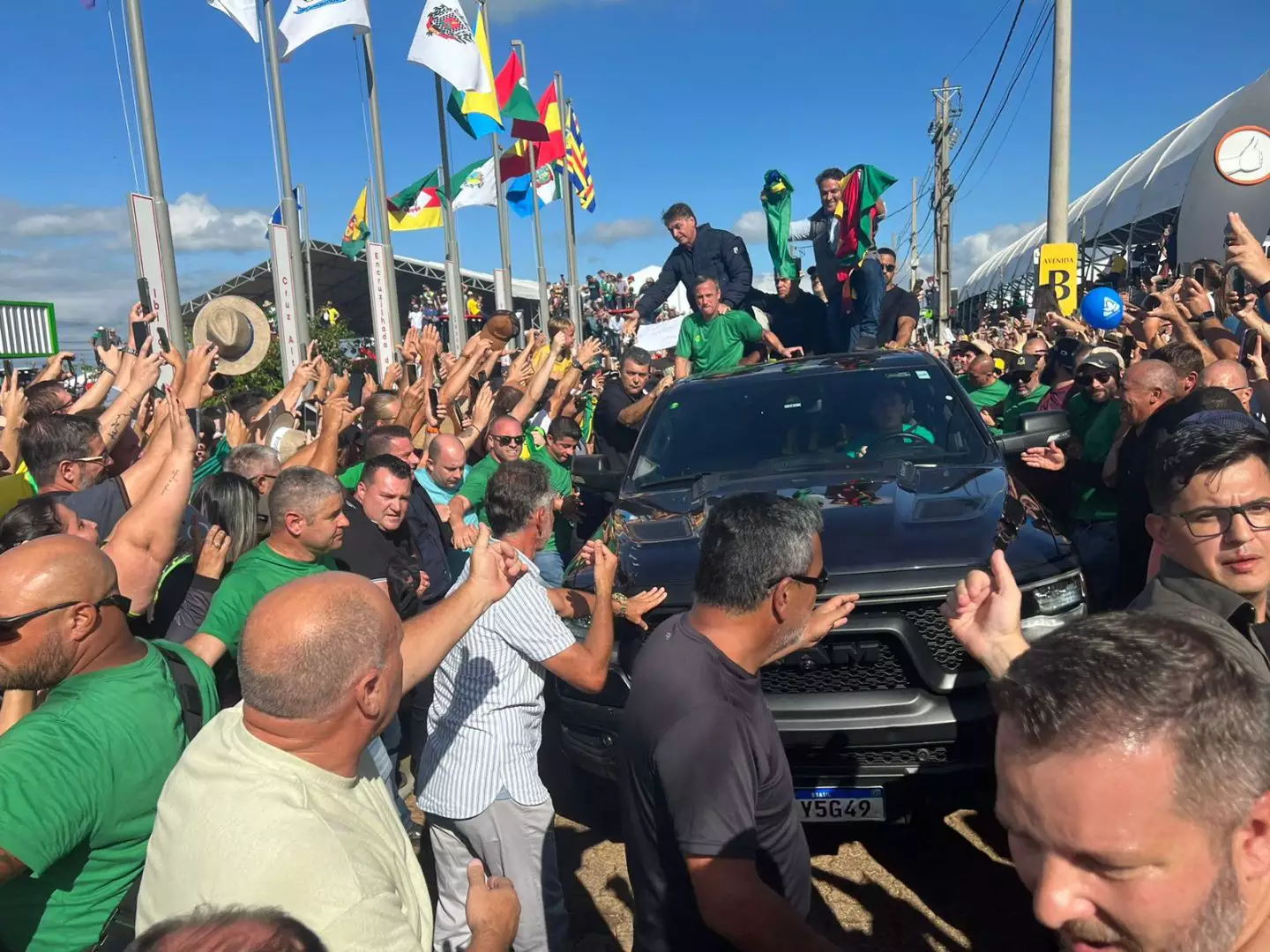 Bolsonaro é recebido por multidão com gritos de “mito” em feira agro.