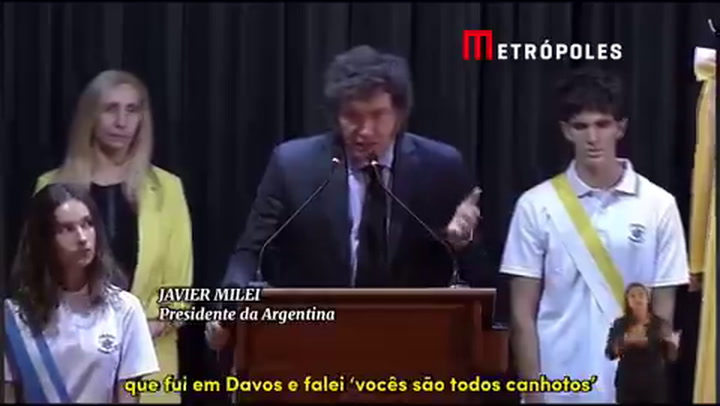 Milei brinca com desmaio de aluno durante fala sobre socialismo