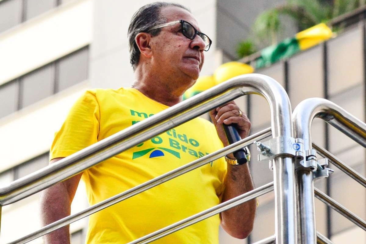 Pastor Silas Malafaia, organizador do ato de Bolsonaro no Rio, recebe condecoração militar