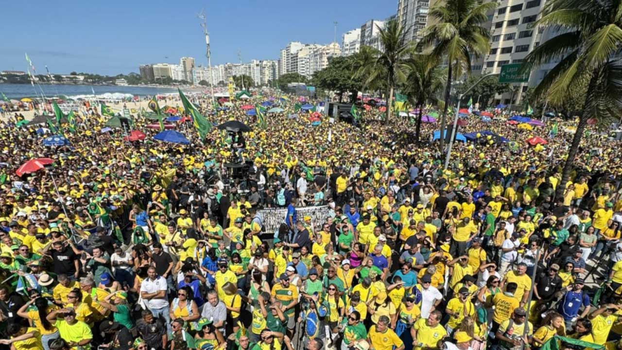 Rio de Janeiro: Musk, 8 de janeiro e eleições: Bolsonaro reúne apoiadores em ato em Copacabana