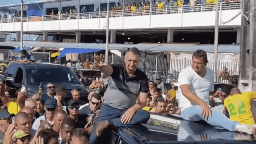 Sob gritos de “volta”, Bolsonaro desfila em cima de carro na Paraíba