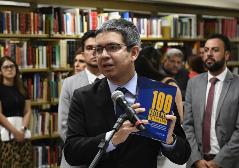 Senado publicou livro que chama Jair Bolsonaro de “fascista”