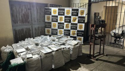 Polícia encontra 1 tonelada de cocaína durante buscas por policial desaparecido no Guarujá