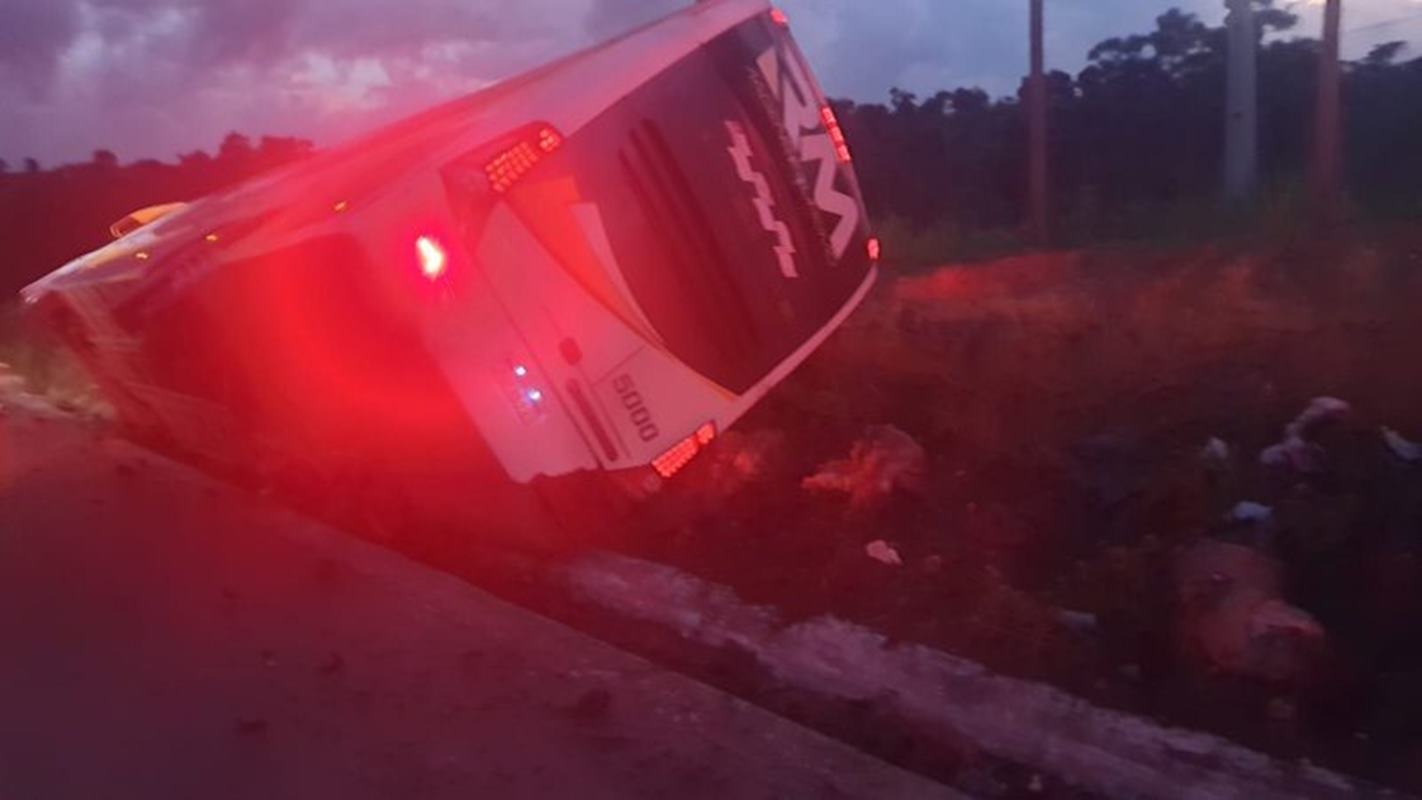 Acidente com ônibus mata oito pessoas na Bahia