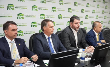 Bancada do agro recebe Bolsonaro para apoio à manutenção de vetos na Lei da Segurança Nacional