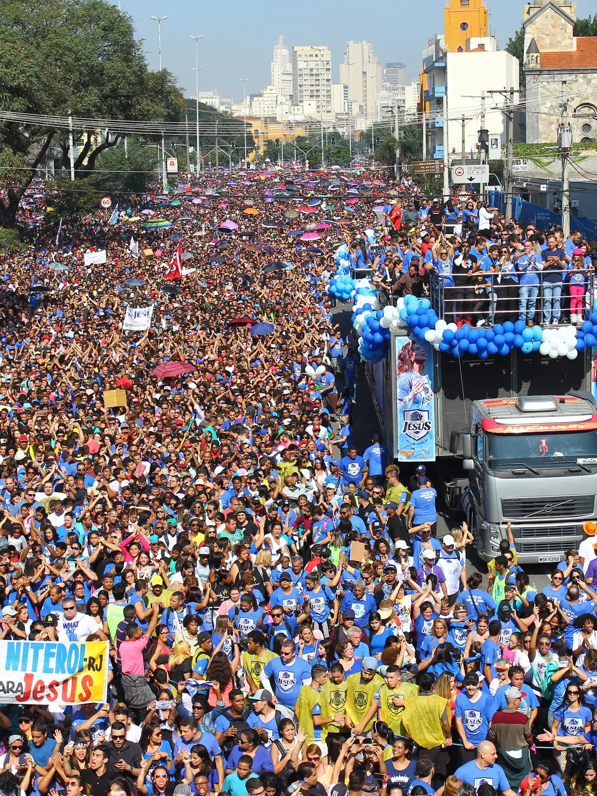 Multidão comparece à Marcha para Jesus em São Paulo com presença de autoridades