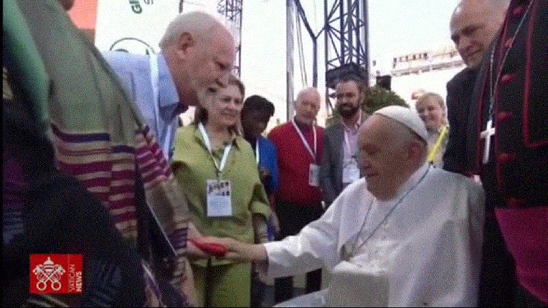 Papa Francisco abençoa bandeira do MST em evento na Itália