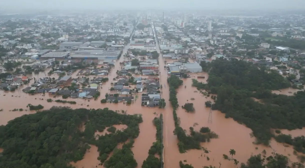 Sobe para 95 o número de mortos após enchentes que atingem o RS