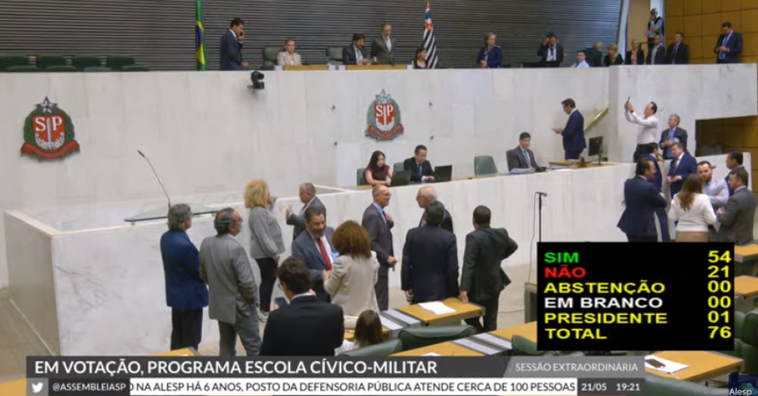 Deputados de SP aprovam escolas cívico-militares em dia de confusão na Alesp