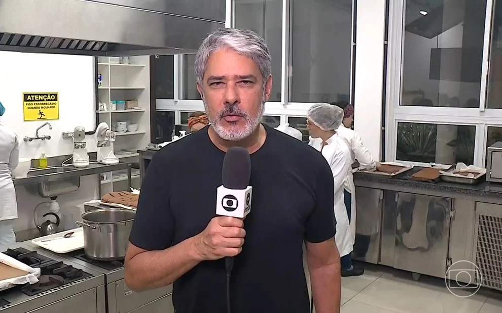 William Bonner se esconde na cozinha para apresentar ‘Jornal Nacional’ no RS e vira piada