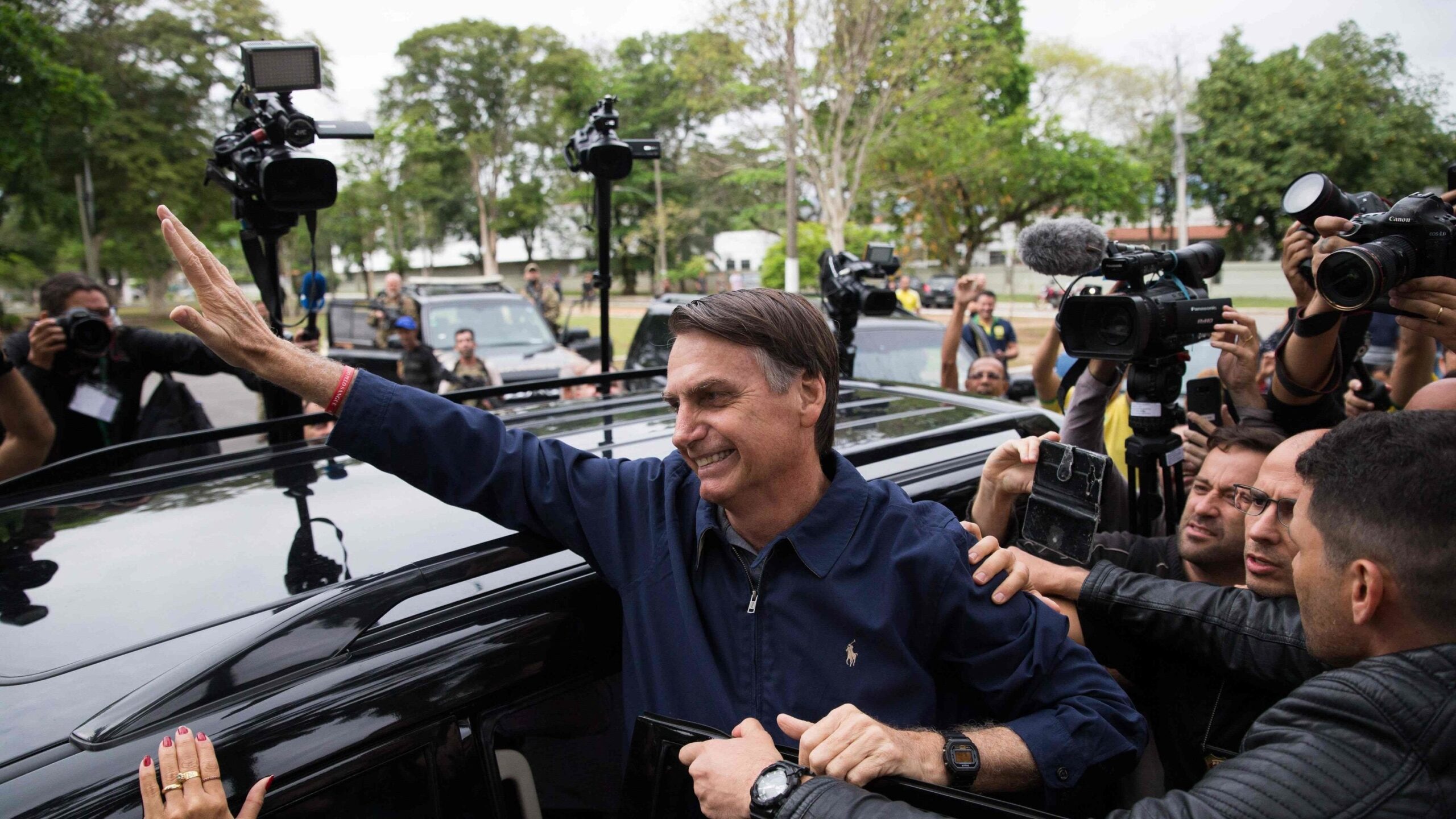 Bolsonaro cutuca Lula por se vacinar na rede privada: ‘Vacinou escondido’