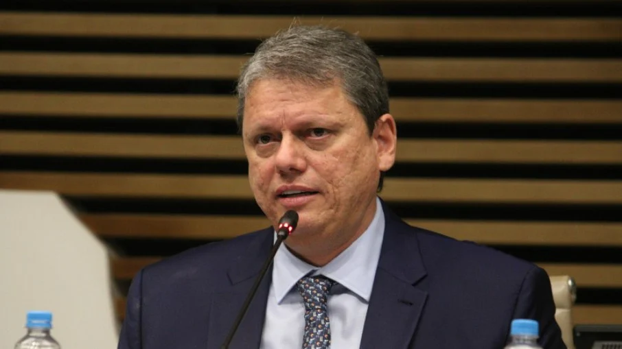 Tarcísio autoriza licitação para privatizar gestão de escolas