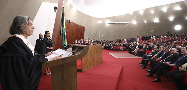 Cármen Lucia toma posse na presidência do TSE