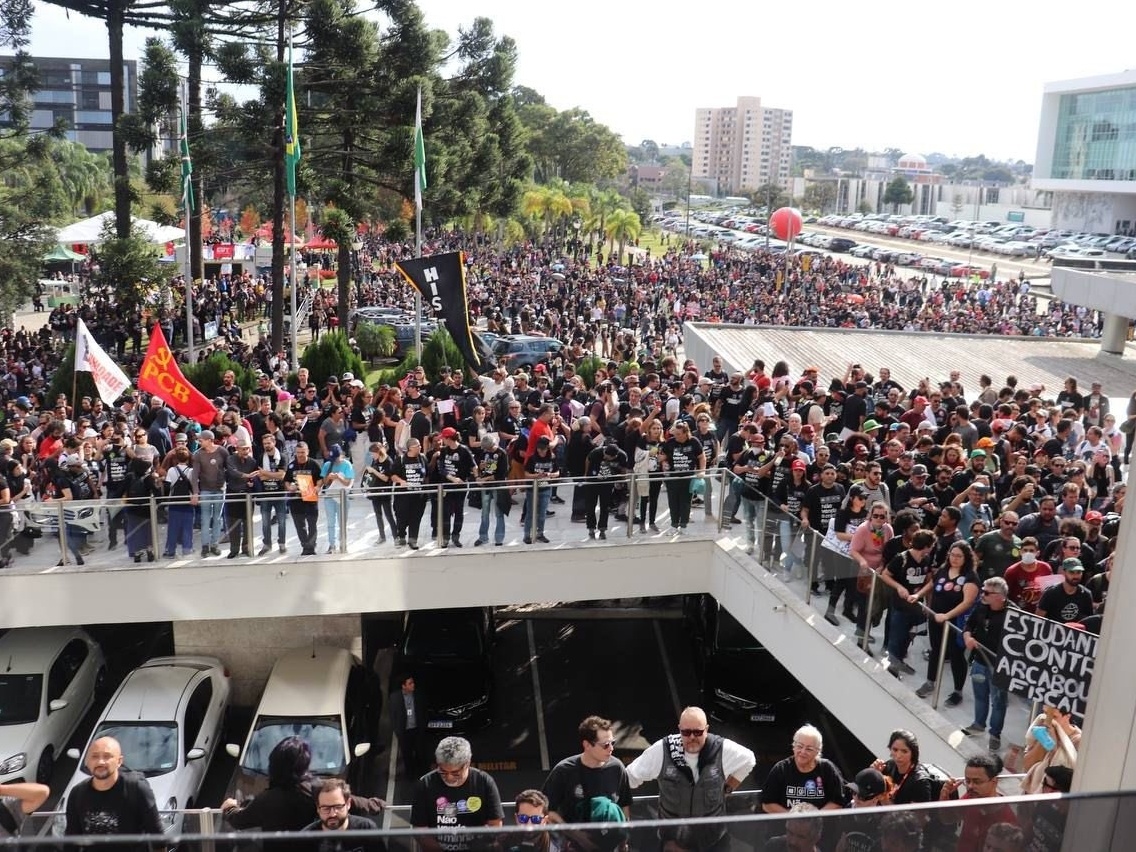 Manifestantes invadem plenário e sessão legislativa é suspensa no Paraná