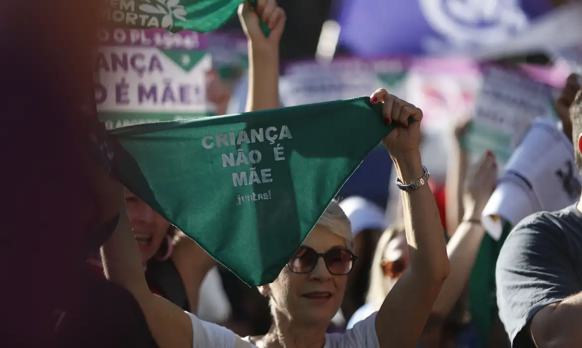 Manifestantes protestam contra PL do Aborto no Rio e em São Paulo