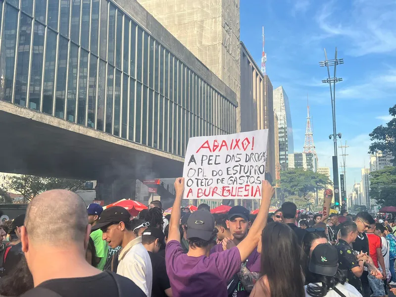 Marcha da Maconha reúne manifestantes pela legalização em São Paulo