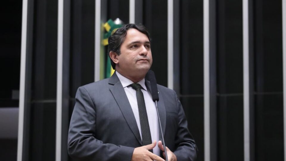 Deputado do PL que votou contra a cassação de Janones deve ser expulso do partido