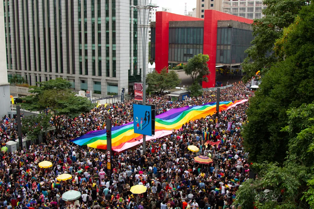 Com fantasias coloridas e verde-amarelas, milhares de pessoas lotam a 28ª Parada LGBT+ em São Paulo