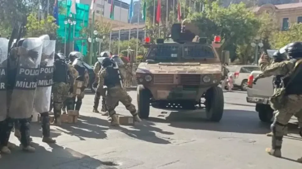 Bolívia: militares tomam praça do palácio presidencial; ex-presidente fala em golpe de Estado