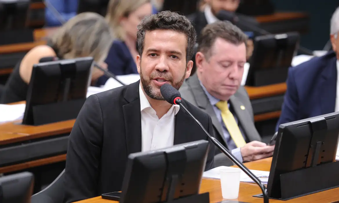 Deputado Janones volta a ironizar atentado contra Trump: ‘Preocupado com sapatos?’