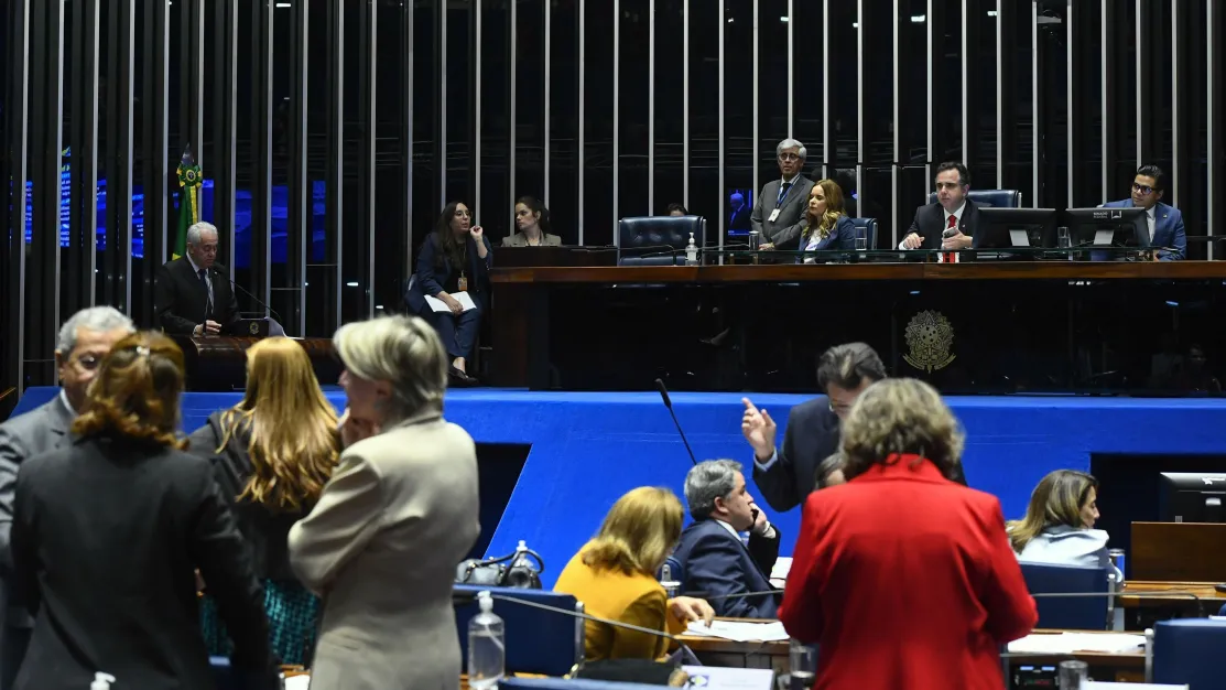 Câmara rejeita avanços do Senado e aprova proposta de Mendonça Filho para ensino médio