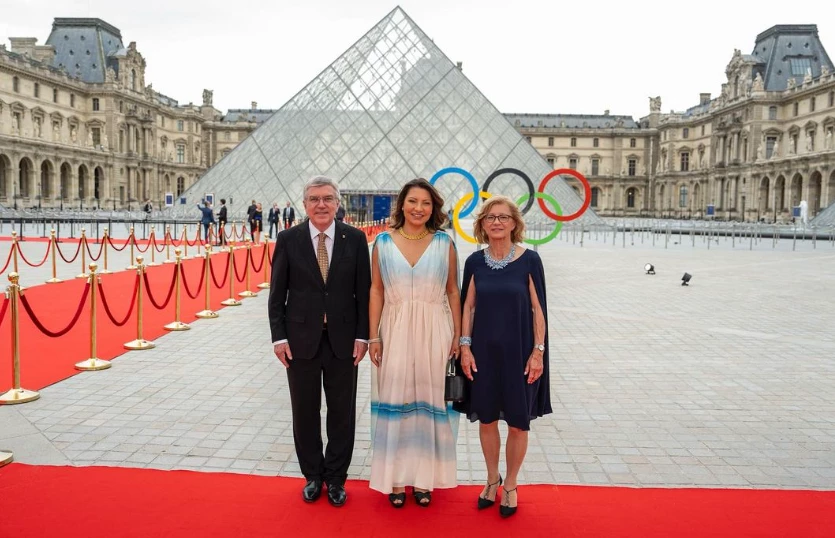 Olimpíadas: em Paris, Janja aposta em looks nacionais, com vestido de seda de R$ 6 mil