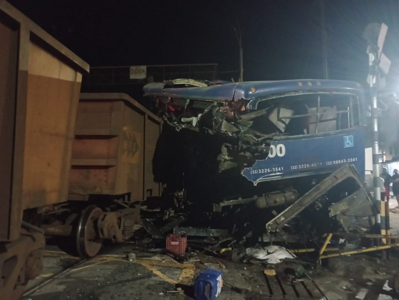 Ônibus com problema mecânico é atingido por trem e fica destruído em Minas Gerais