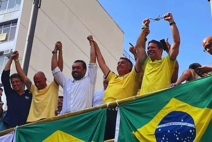 Bolsonaro se une a Ramagem em comício no Rio