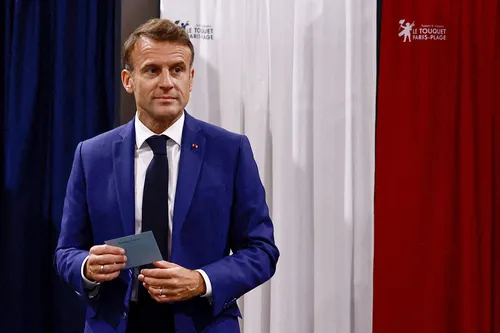 Emmanuel Macron pede manifestação após projeção apontar vitória da extrema direita