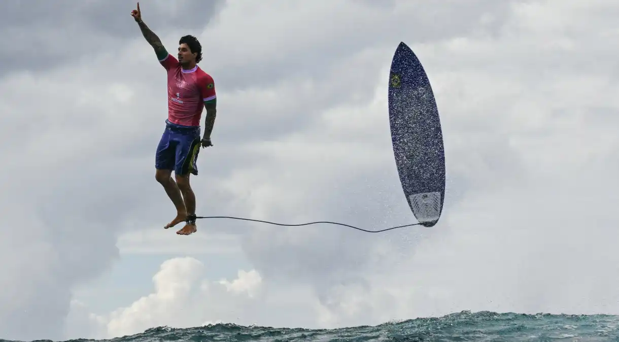 Conheça a história por trás da foto icônica de Gabriel Medina em Paris 2024