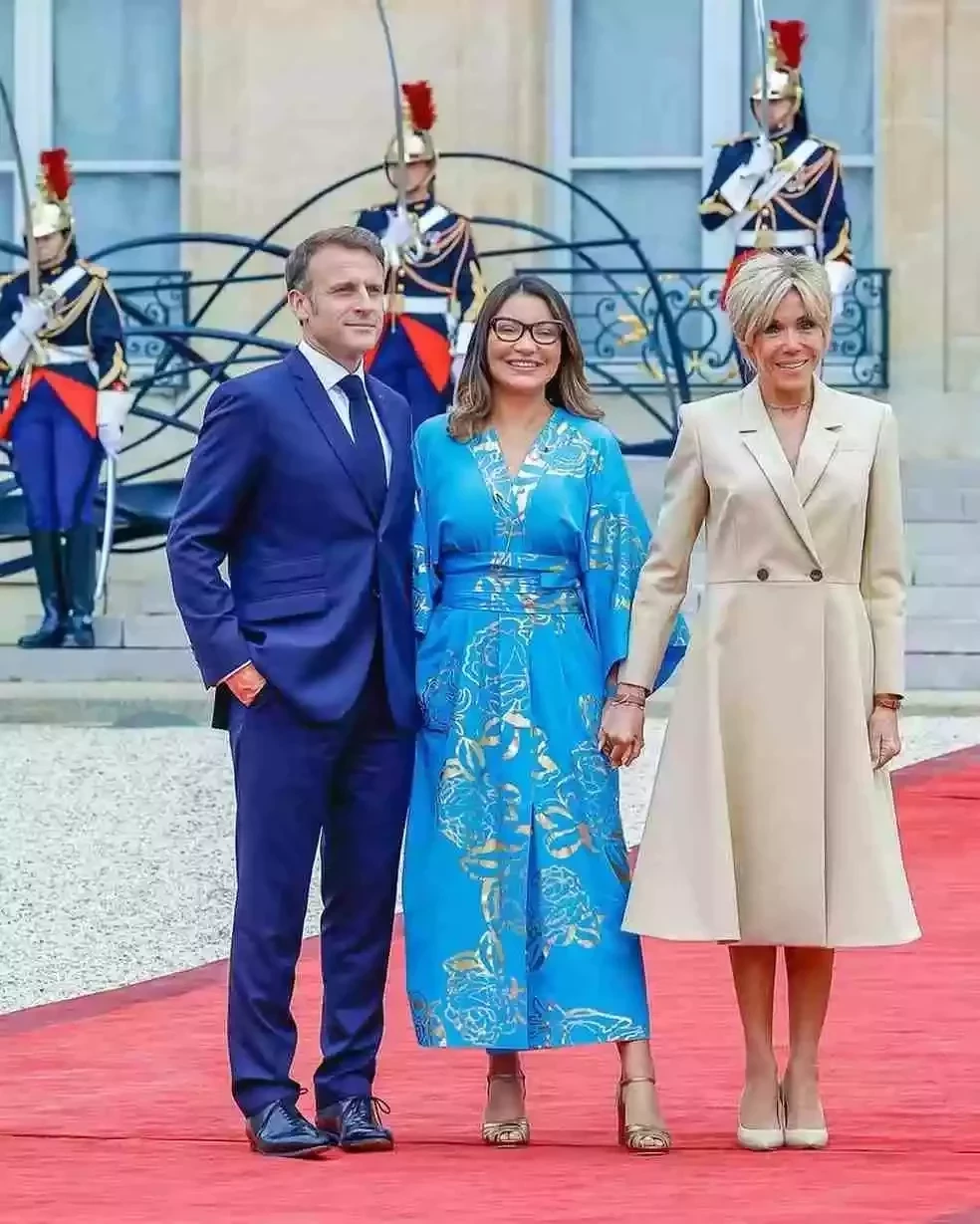 Representando o Brasil, Janja é recepcionada por Macron e esposa na França