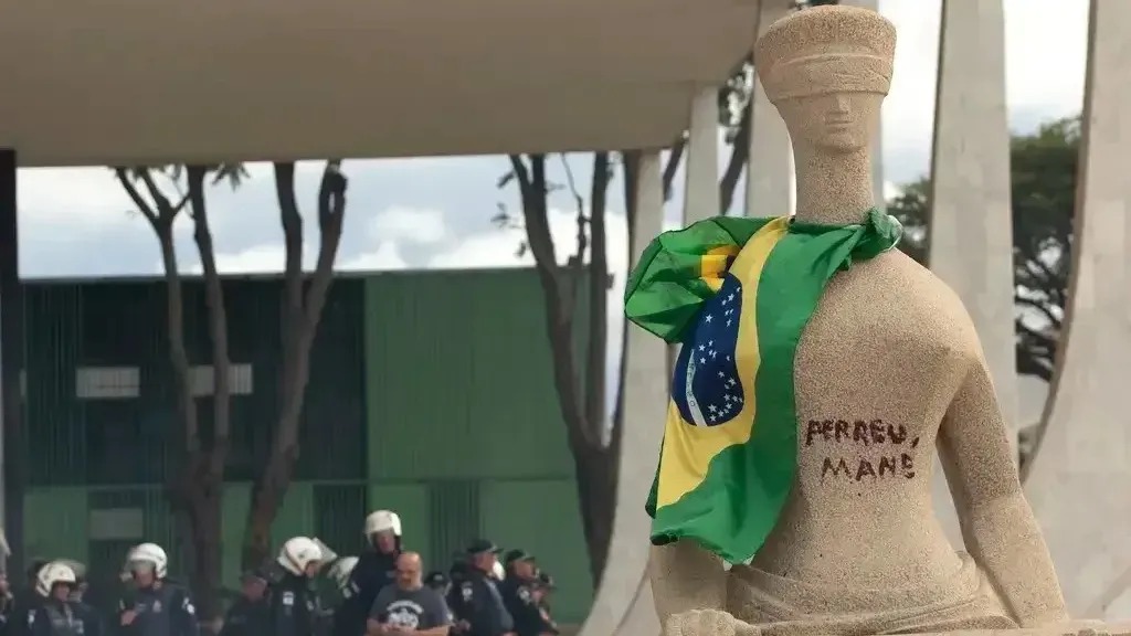 Mulher que pichou “Perdeu, mané” em estátua do STF é denunciada pela PGR