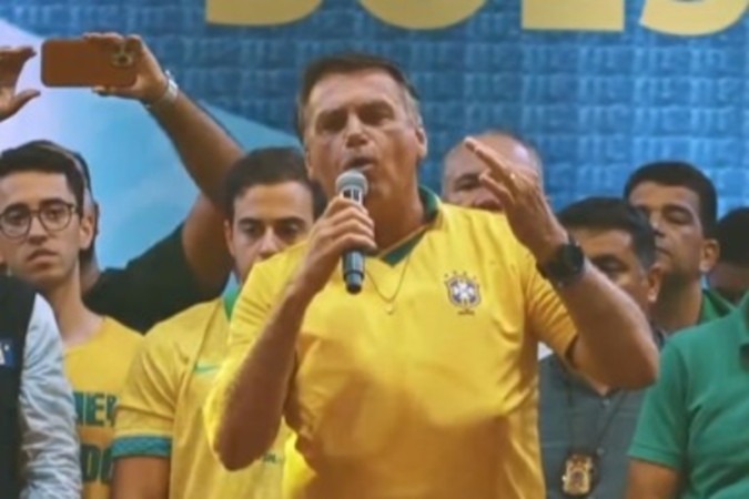 Bolsonaro diz que vai leiloar joias e doar à Santa Casa onde foi atendido