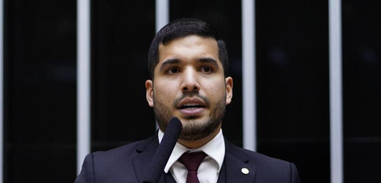 Ex-presidente Bolsonaro critica suposta atuação ilegal da PF contra André Fernandes 