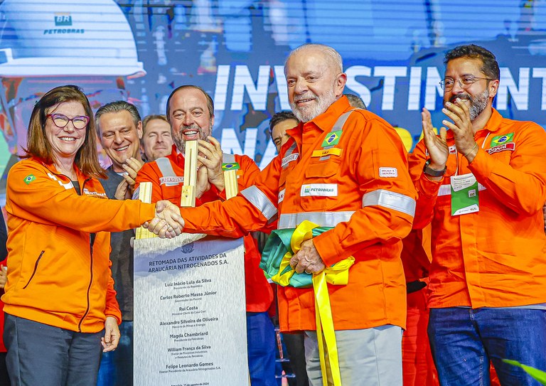 No Paraná, Lula celebra retorno da Petrobras forte e a serviço do Brasil