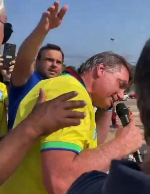 Enxame de abelhas obriga Bolsonaro a encerrar discurso na Grande Natal