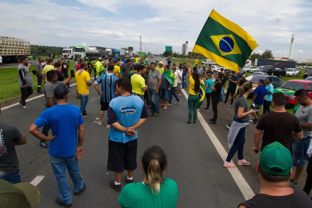 PF faz operação contra influenciadores e empresários por bloqueios em rodovia após vitória de Lula em 2022