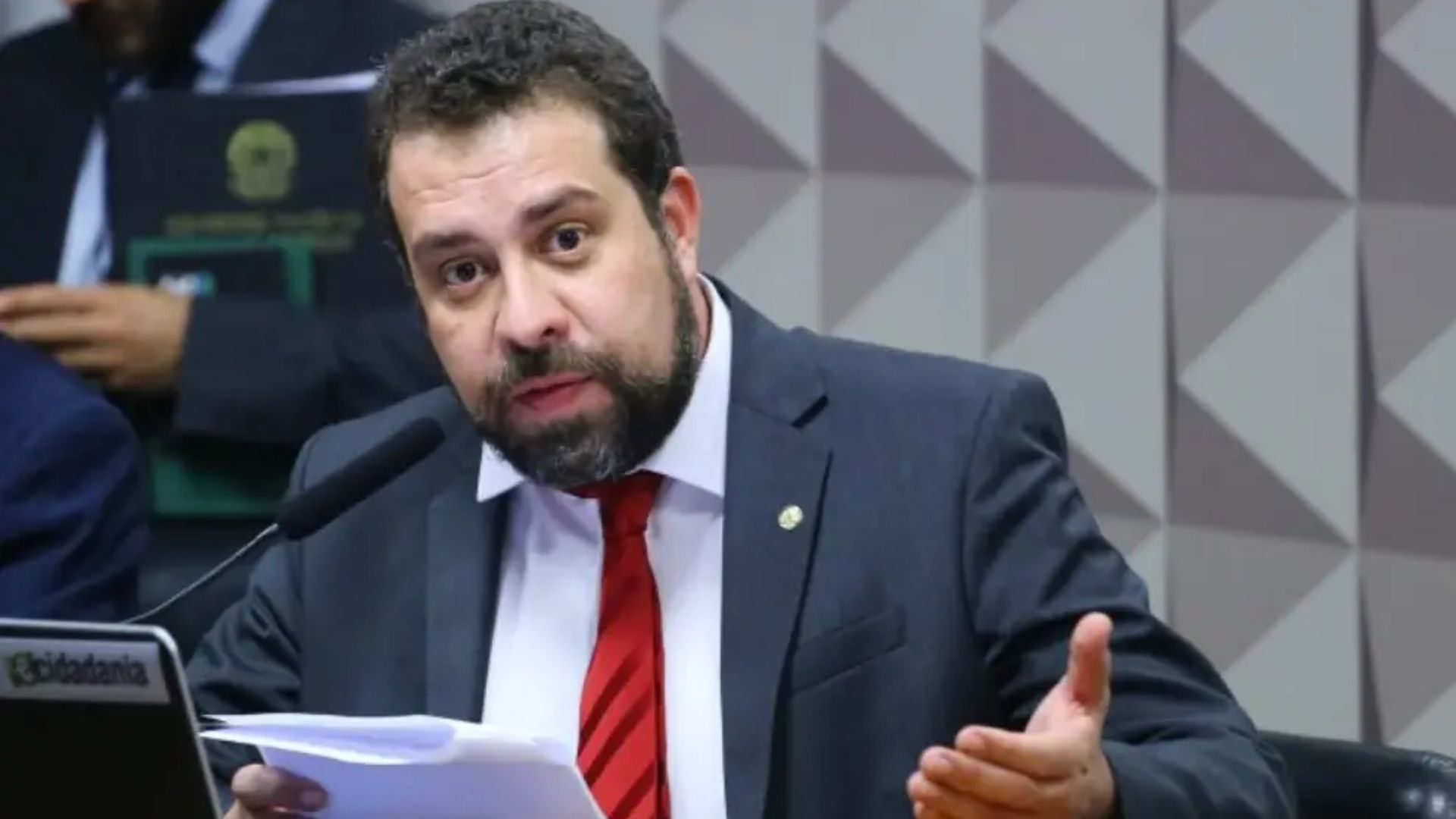 Apesar de declarar Celta à Justiça, Boulos anda de carro blindado