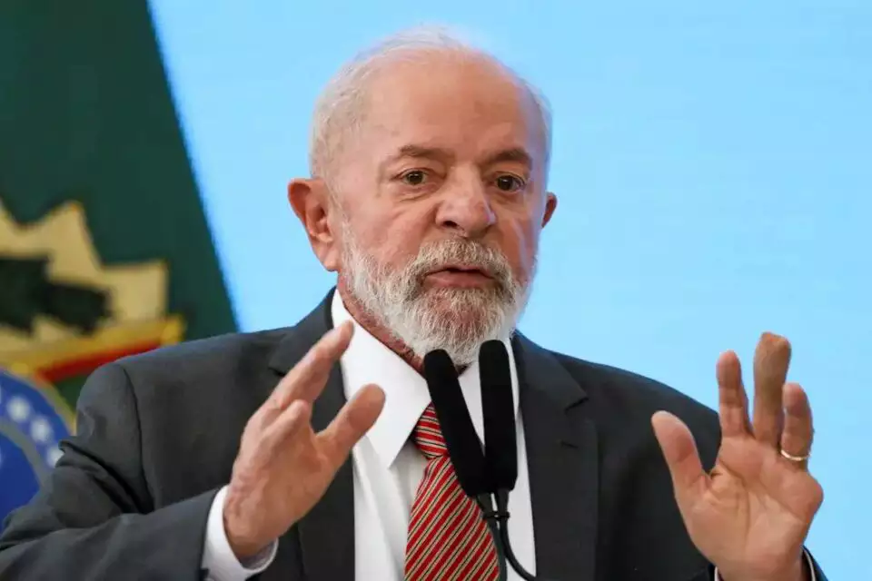 Não estou pensando em fazer trocas nos ministérios, garante Lula