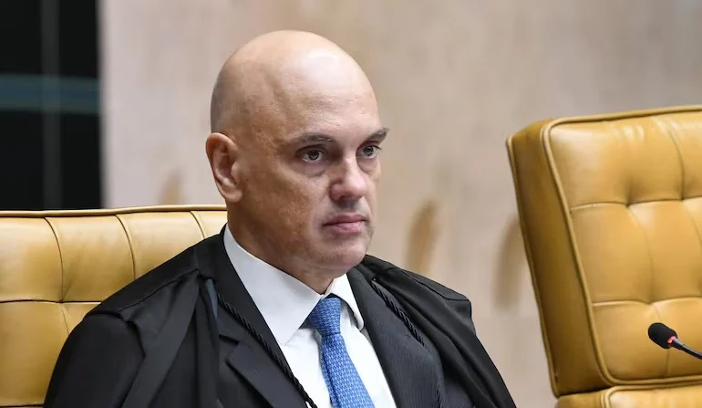 Novos diálogos revelam irritação de juízes de Moraes com EUA e Interpol