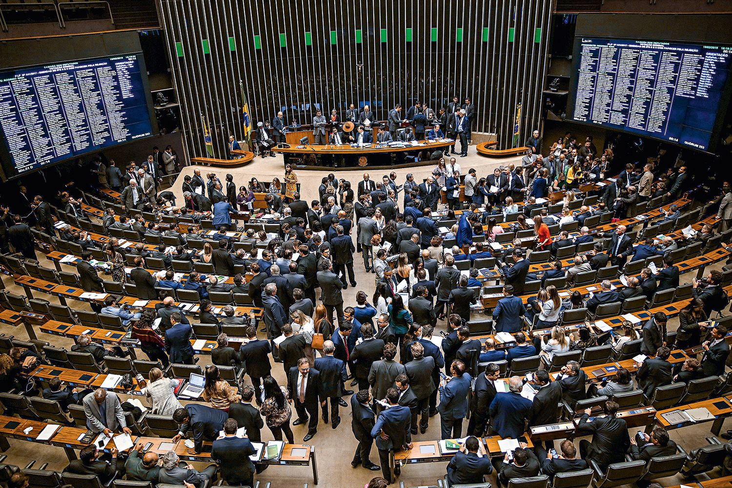 Quem são os cinco deputados que mais gastaram com viagens neste ano