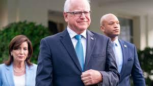 Quem é Tim Walz, escolhido como vice por Kamala para chapa democrata