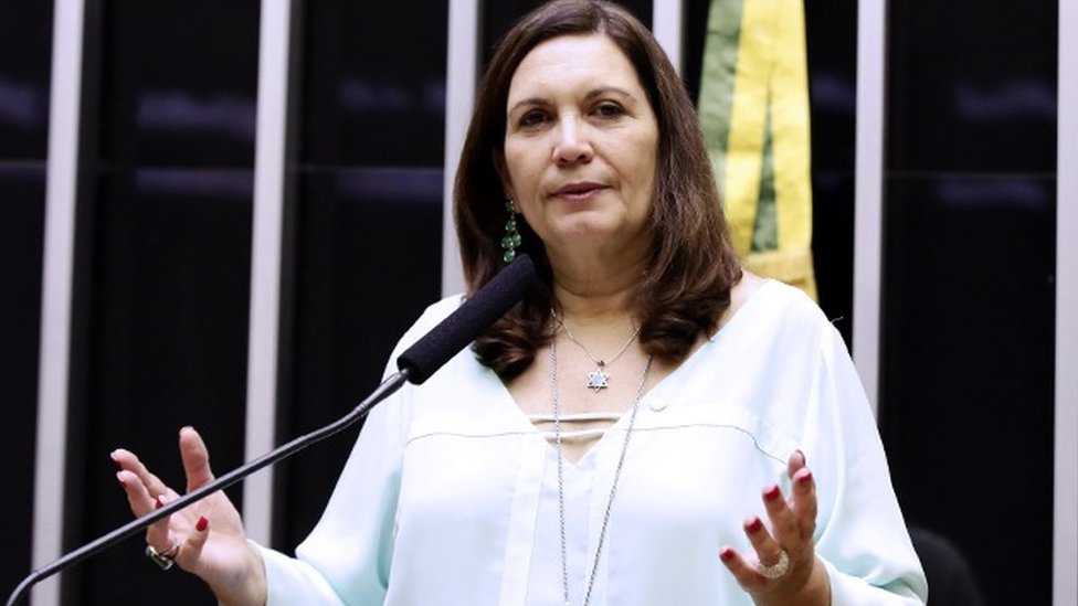 A deputada Bia Kicis (PL-DF), junto com Adriana Ventura (Novo-SP), está tentando postergar a votação de um projeto que pode retirar bilhões das contas dos brasileiros.