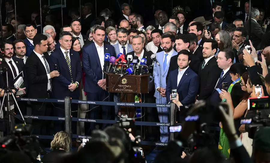 Parlamentares entrega ao Senado pedido de impeachment do ministro do STF Alexandre de Moraes